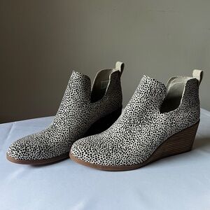 TOMS Women's Kallie Wedge Booties US 9.5 Mini Cheetah Suede Ankle Slip On Boho